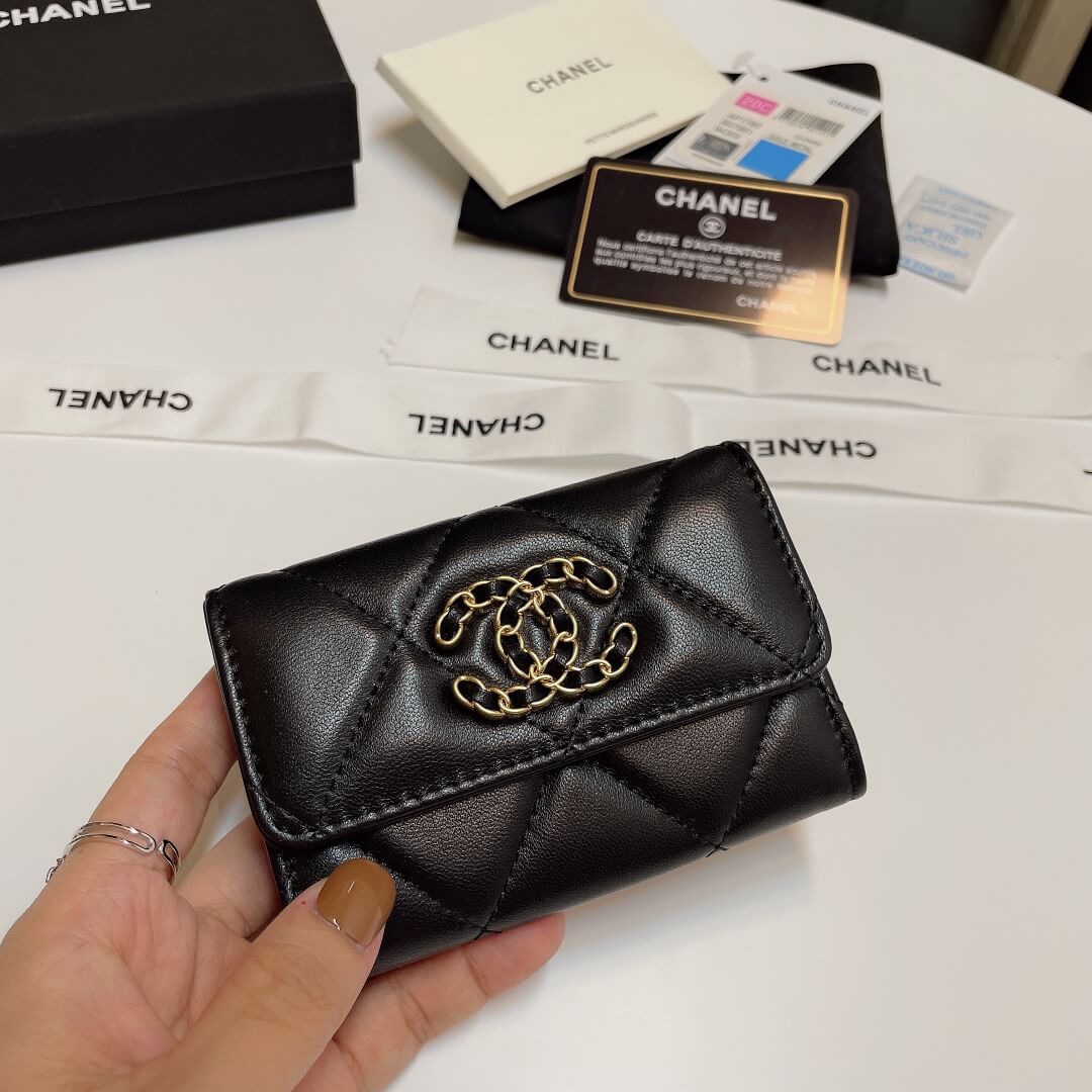 CHANEL 19 card holder with flap - Image 6