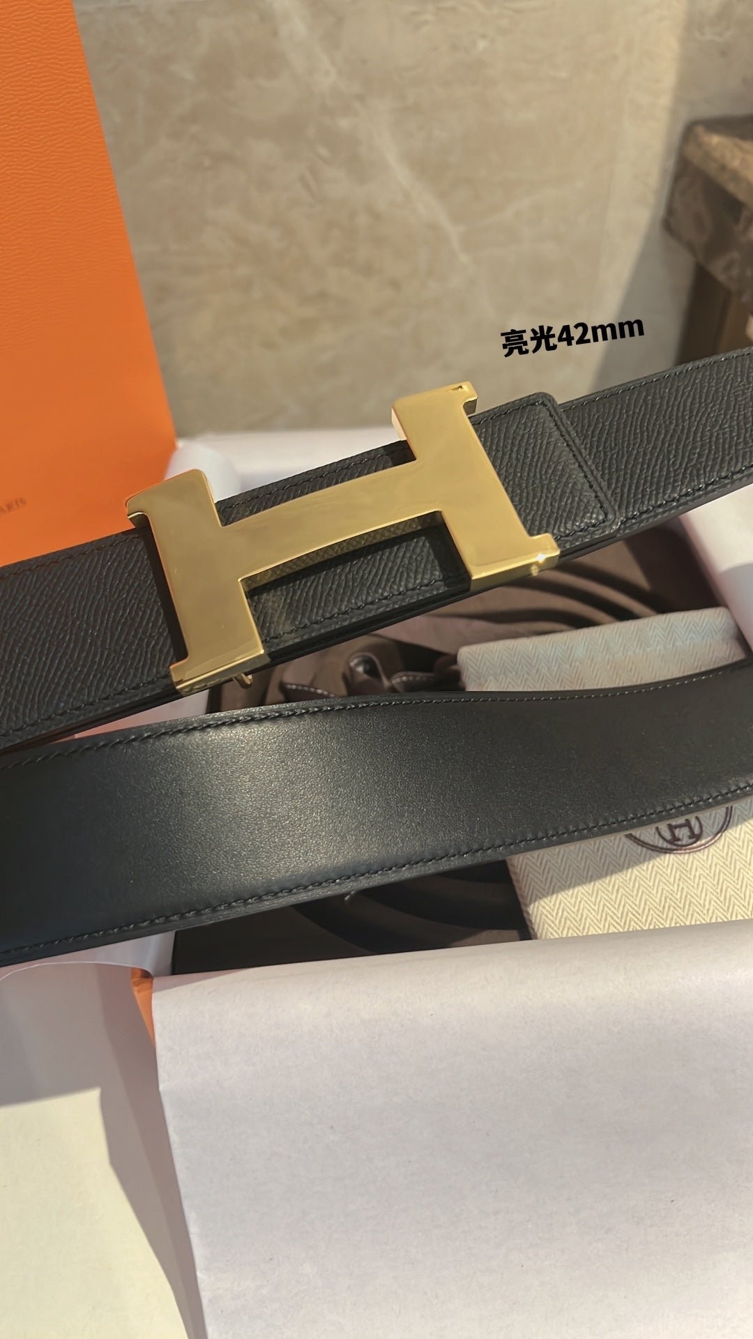 Alternative view of HM CONSTANCE BELT BUCKLE & REVERSIBLE BLACK LEATHER STRAP 42MM GOLD HARDWARE