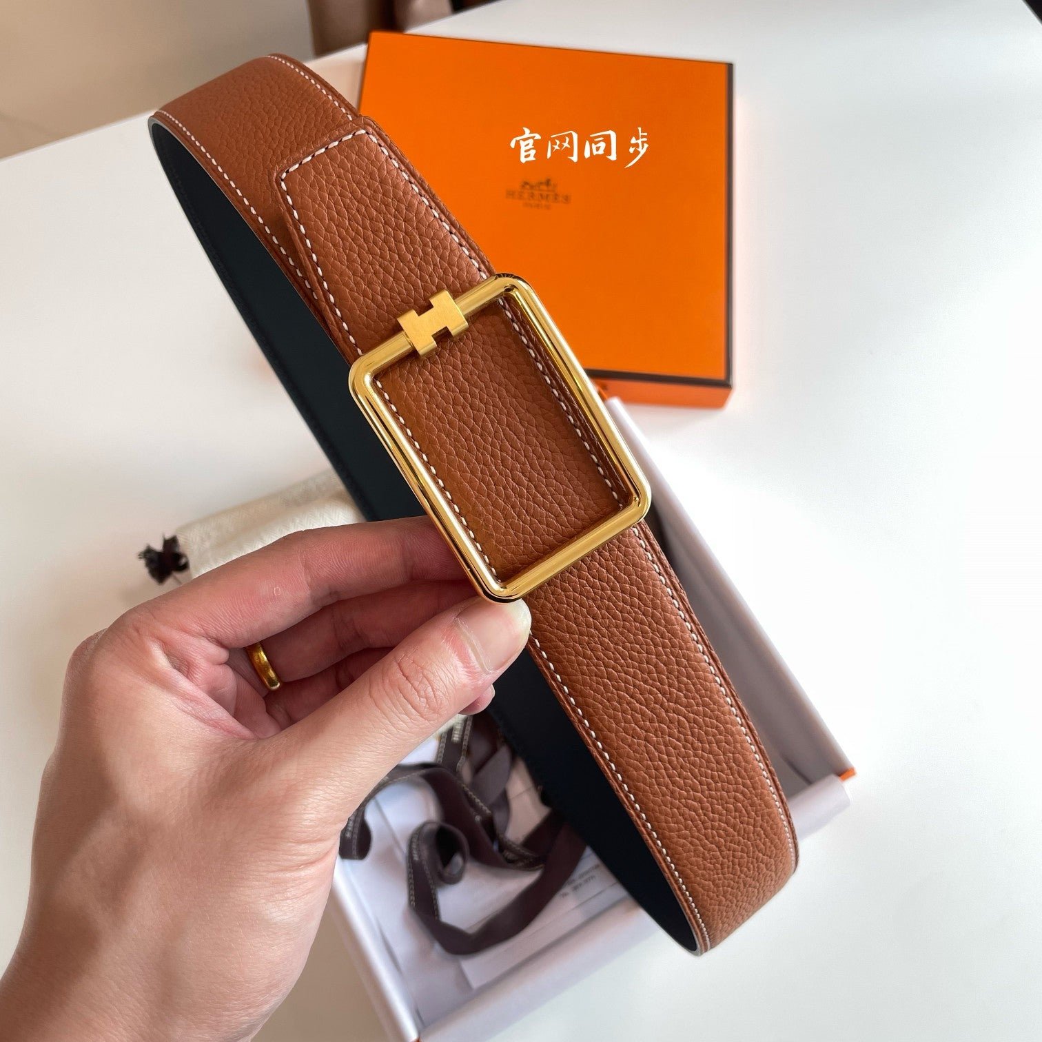 Alternative view of TUBE H BELT BUCKLE & REVERSIBLE BLACK AND CINNAMON BROWN LEATHER STRAP 38MM GOLD HARDWARE