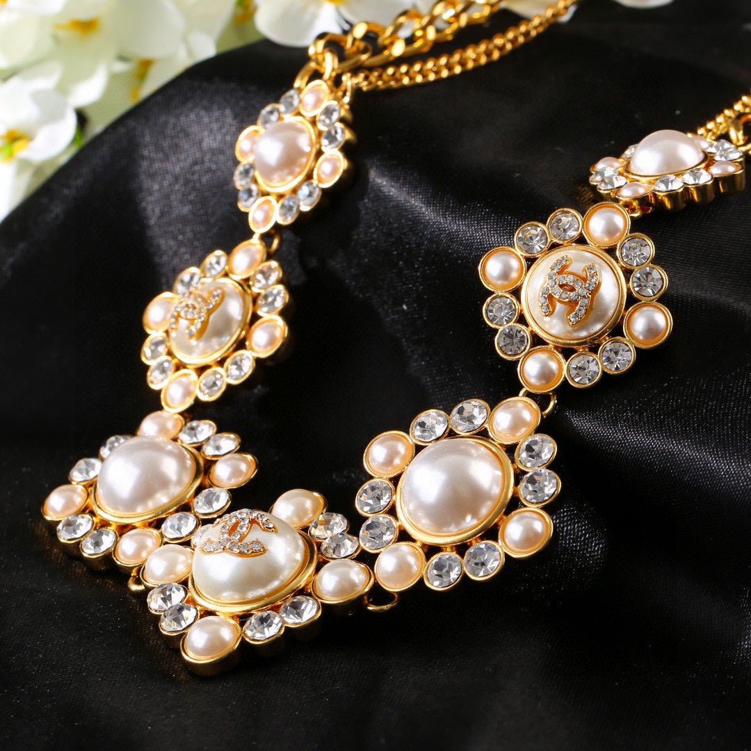Chanel Floral Pearl Gold Waistband - Image 3