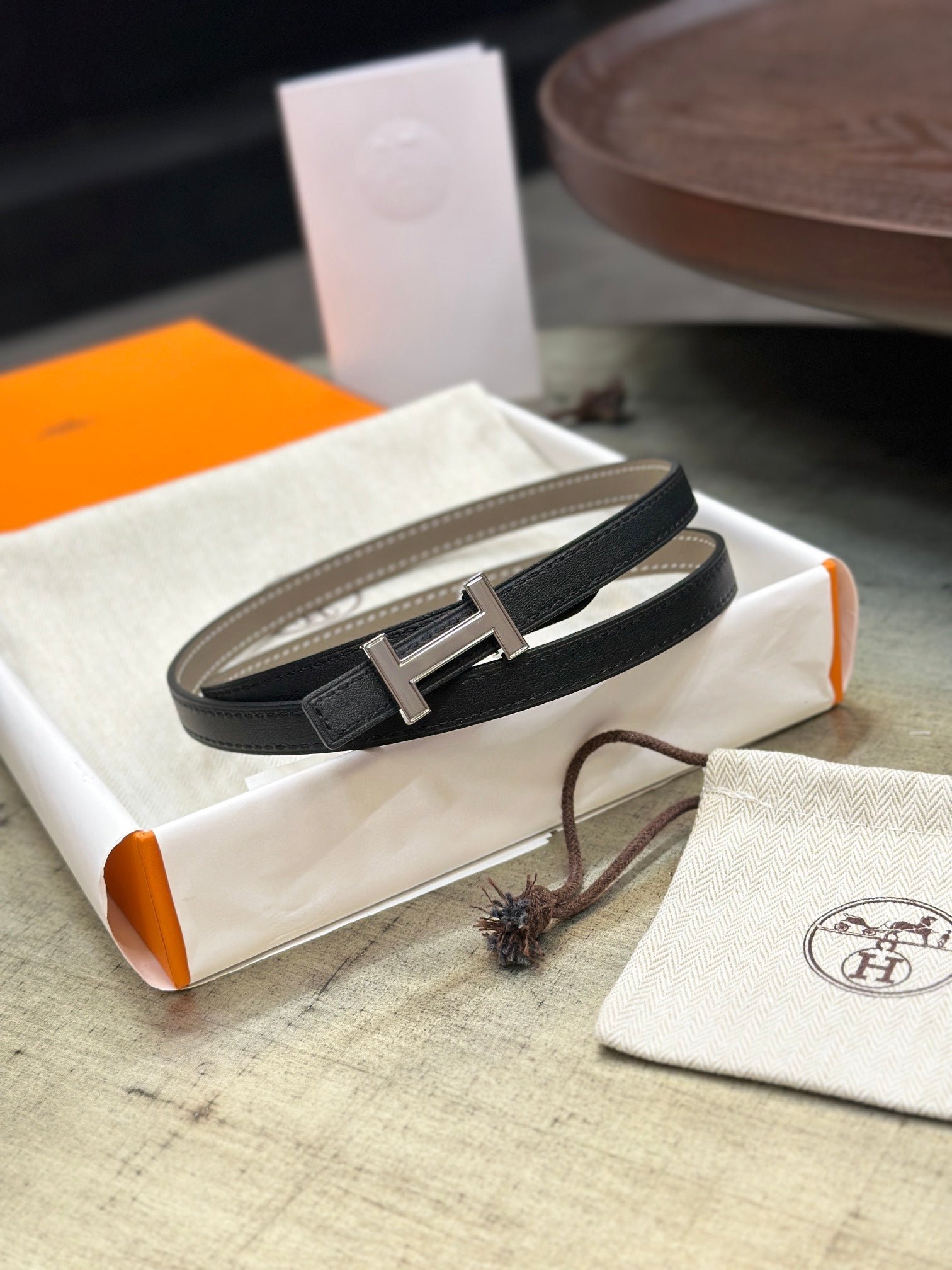 Alternative view of HM FOCUS BUCKLE & REVERSIBLE KHAKI BROWN AND BLACK LEATHER STRAP 13MM SILVER HARDWARE