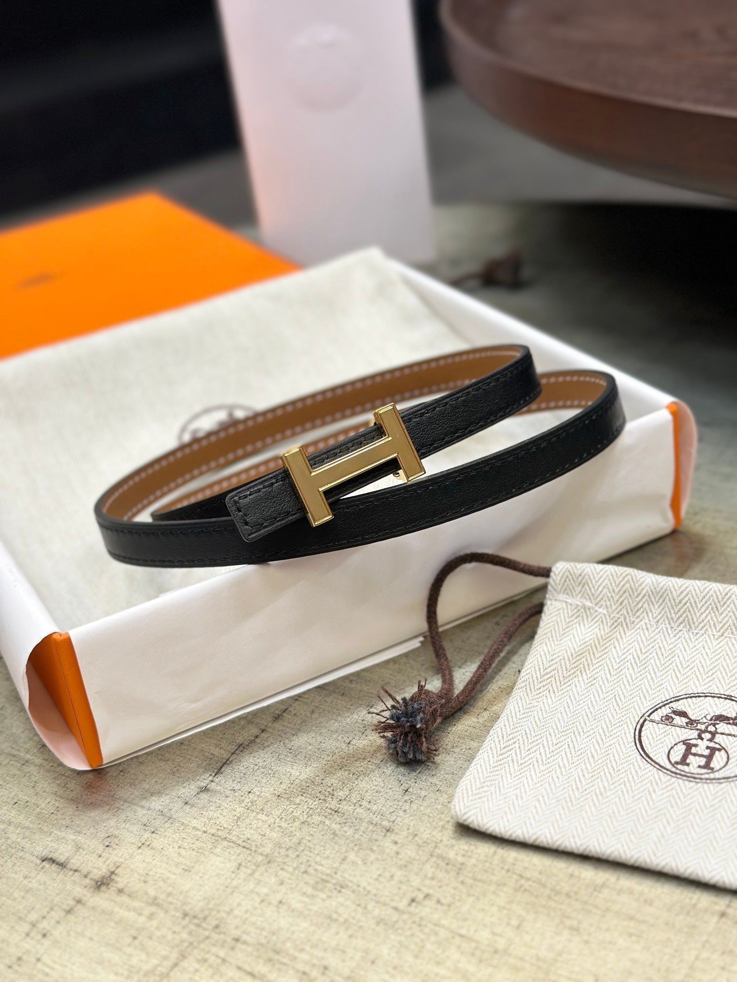 Alternative view of HM FOCUS BUCKLE & REVERSIBLE TAWNY BROWN AND BLACK LEATHER STRAP 13MM GOLD HARDWARE