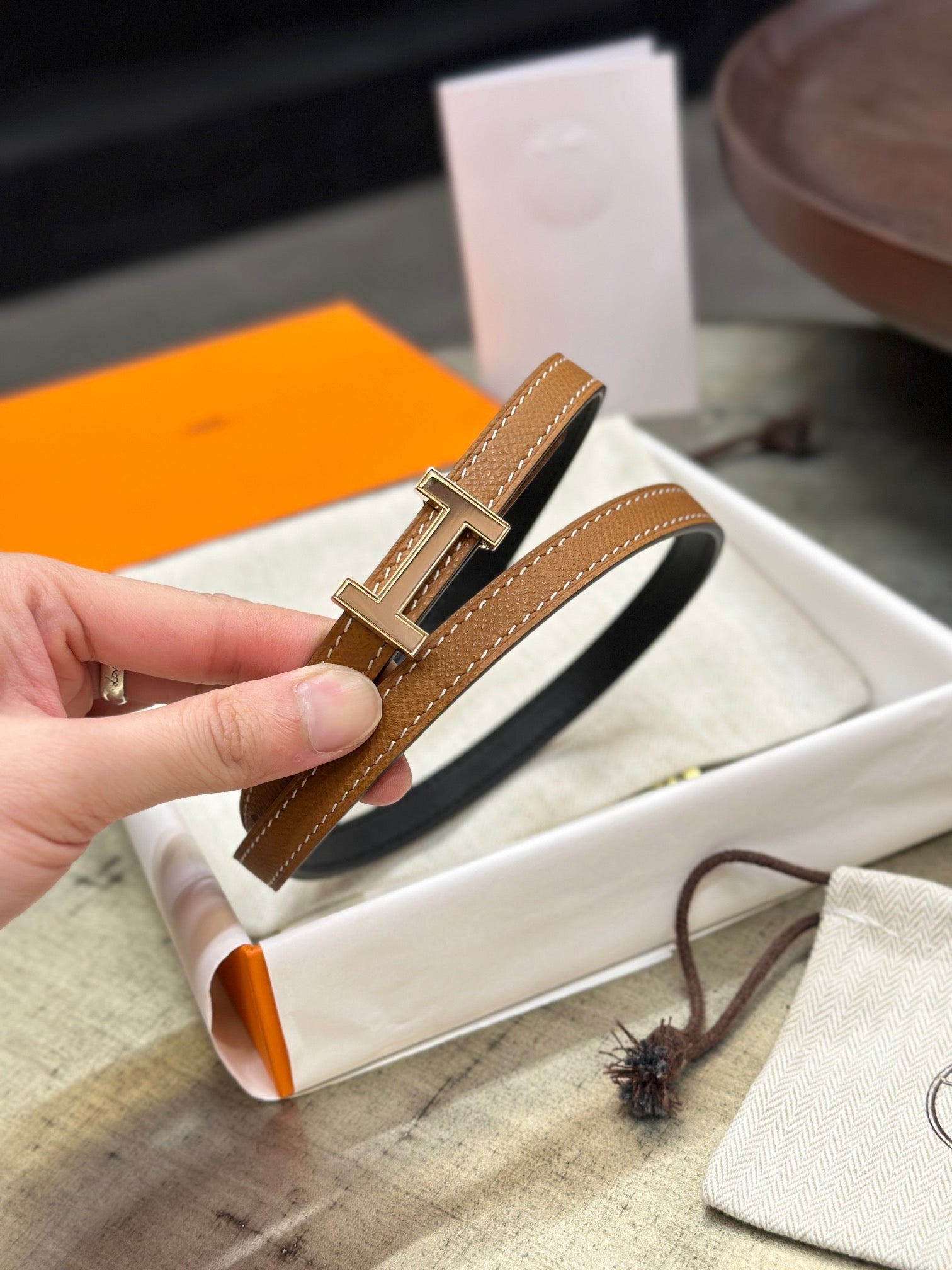 Alternative view of HM FOCUS BUCKLE & REVERSIBLE BLACK AND TAWNY BROWN LEATHER STRAP 13MM COPPER HARDWARE