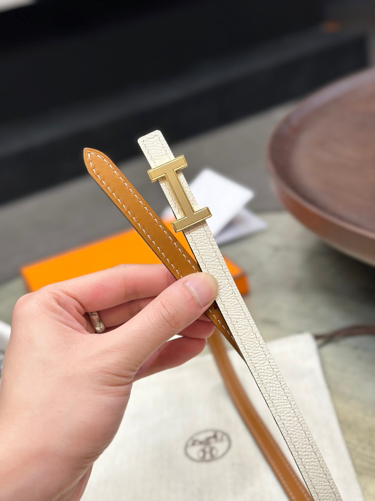 Alternative view of HM FOCUS BUCKLE & REVERSIBLE BRONZE BROWN AND WHITE LEATHER STRAP 13MM GOLD HARDWARE
