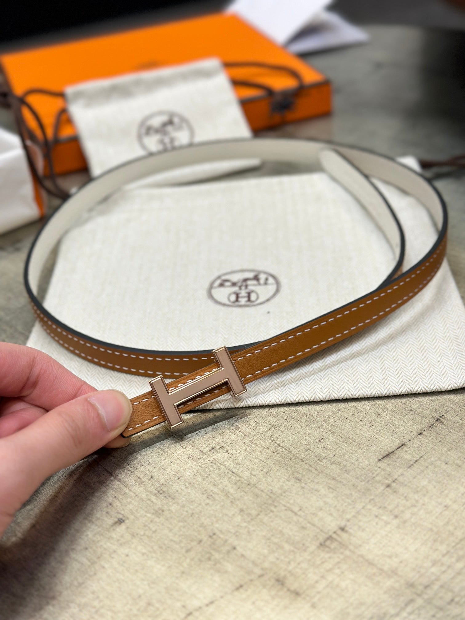 Alternative view of HM FOCUS BUCKLE & REVERSIBLE BRONZE BROWN AND WHITE LEATHER STRAP 13MM COPPER HARDWARE