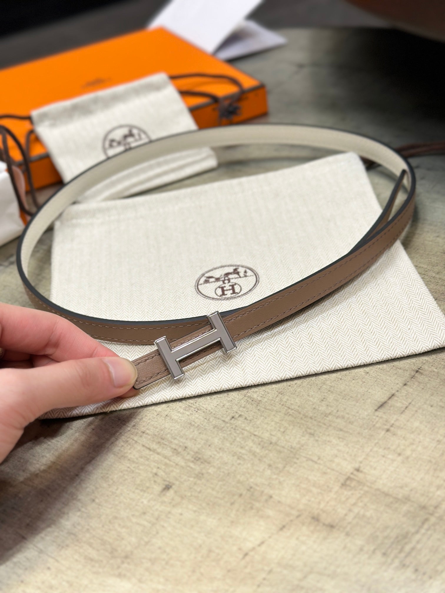 Alternative view of HM FOCUS BUCKLE & REVERSIBLE PEANUT BROWN AND WHITE LEATHER STRAP 13MM SILVER HARDWARE
