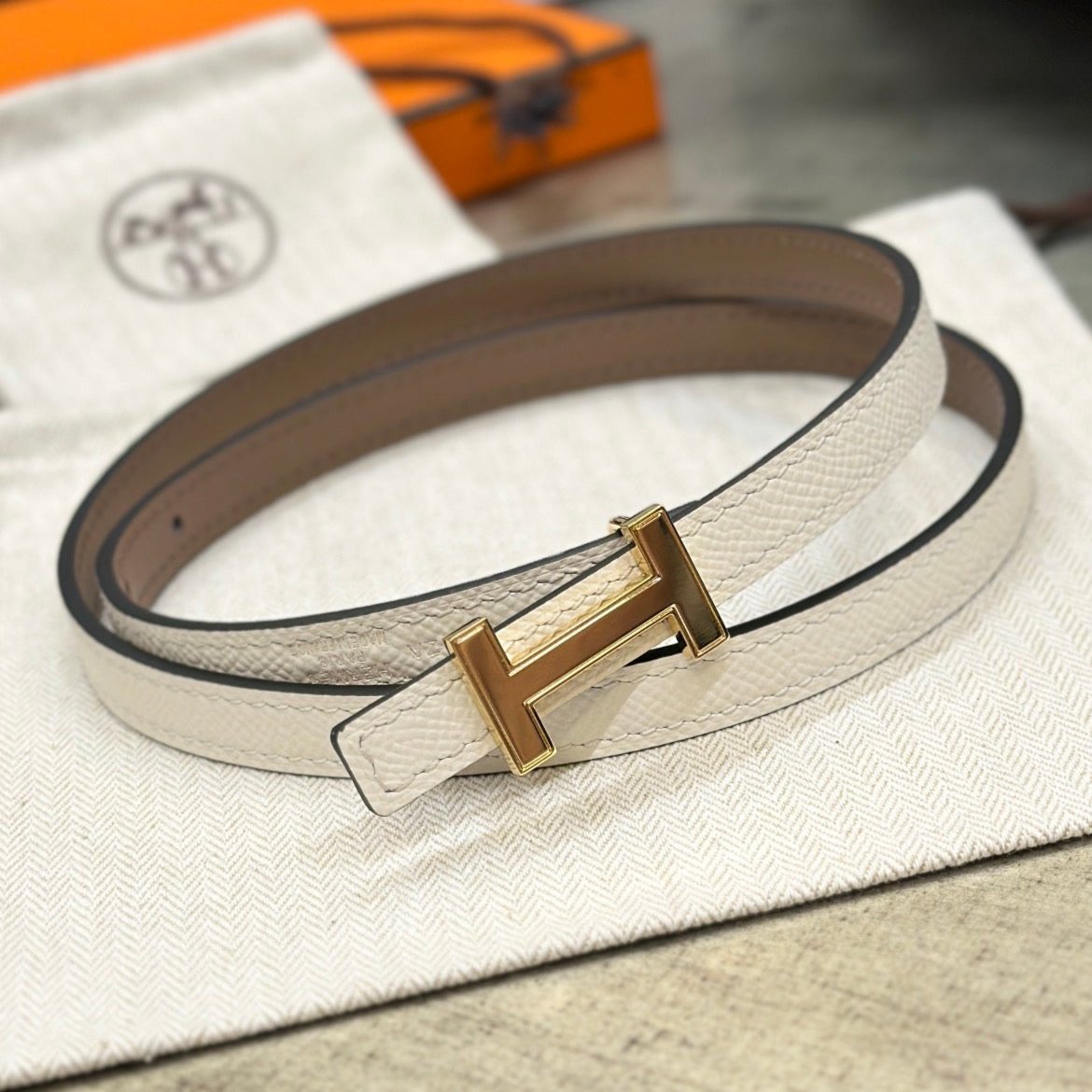 Alternative view of HM FOCUS BUCKLE & REVERSIBLE PEANUT BROWN AND WHITE LEATHER STRAP 13MM GOLD HARDWARE