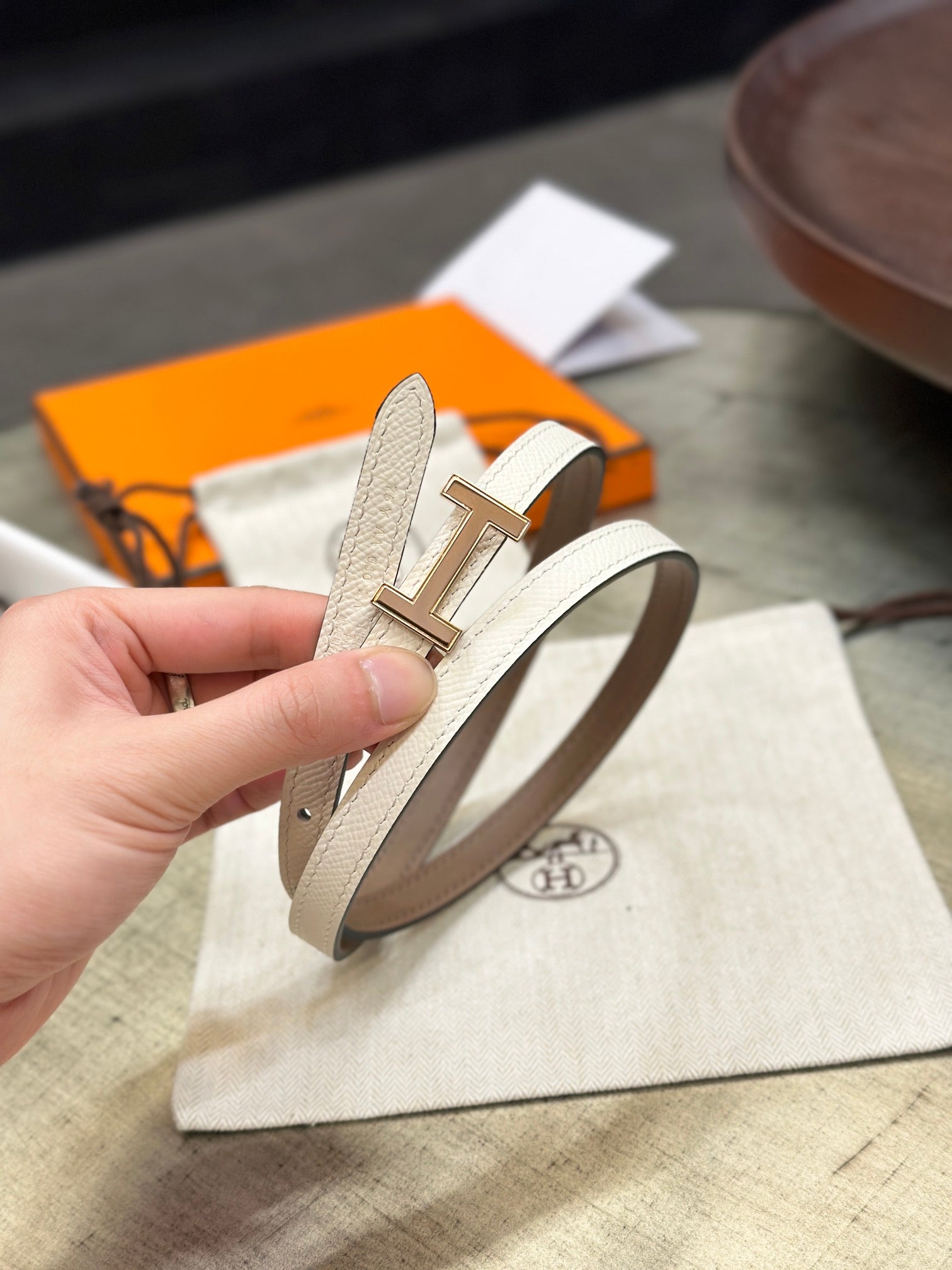 Alternative view of HM FOCUS BUCKLE & REVERSIBLE PEANUT BROWN AND WHITE LEATHER STRAP 13MM COPPER HARDWARE