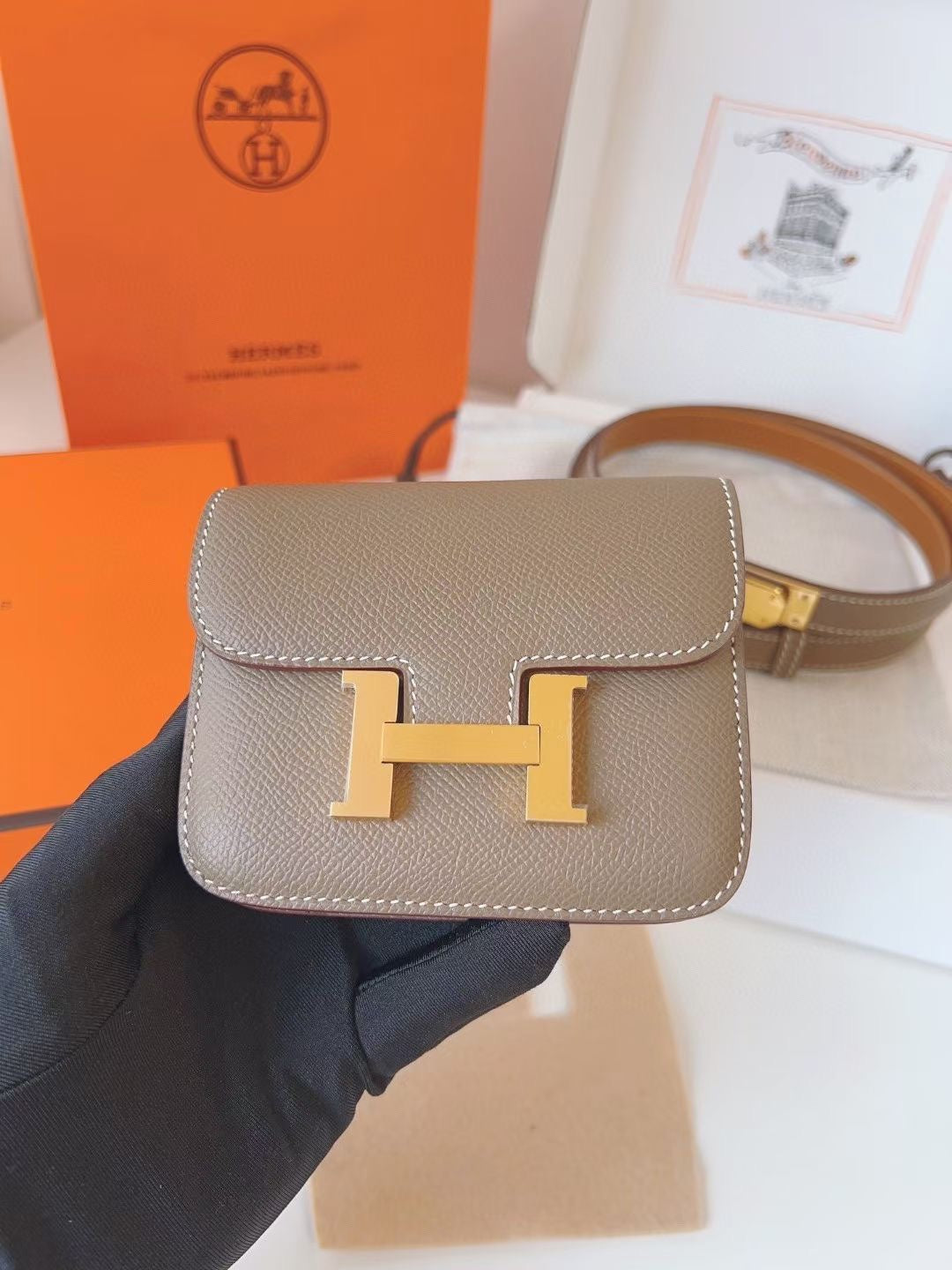 Alternative view of hm kelly belt 18mm with constance slim grey epsom gold hardware