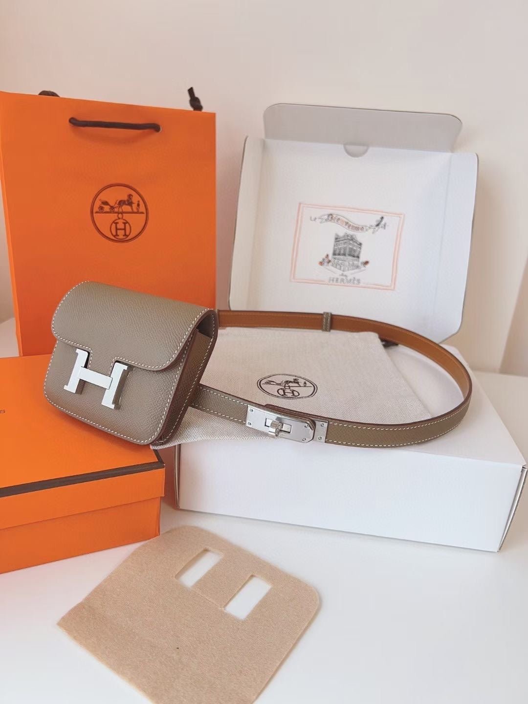 Alternative view of hm kelly belt 18mm with constance slim grey epsom silver hardware