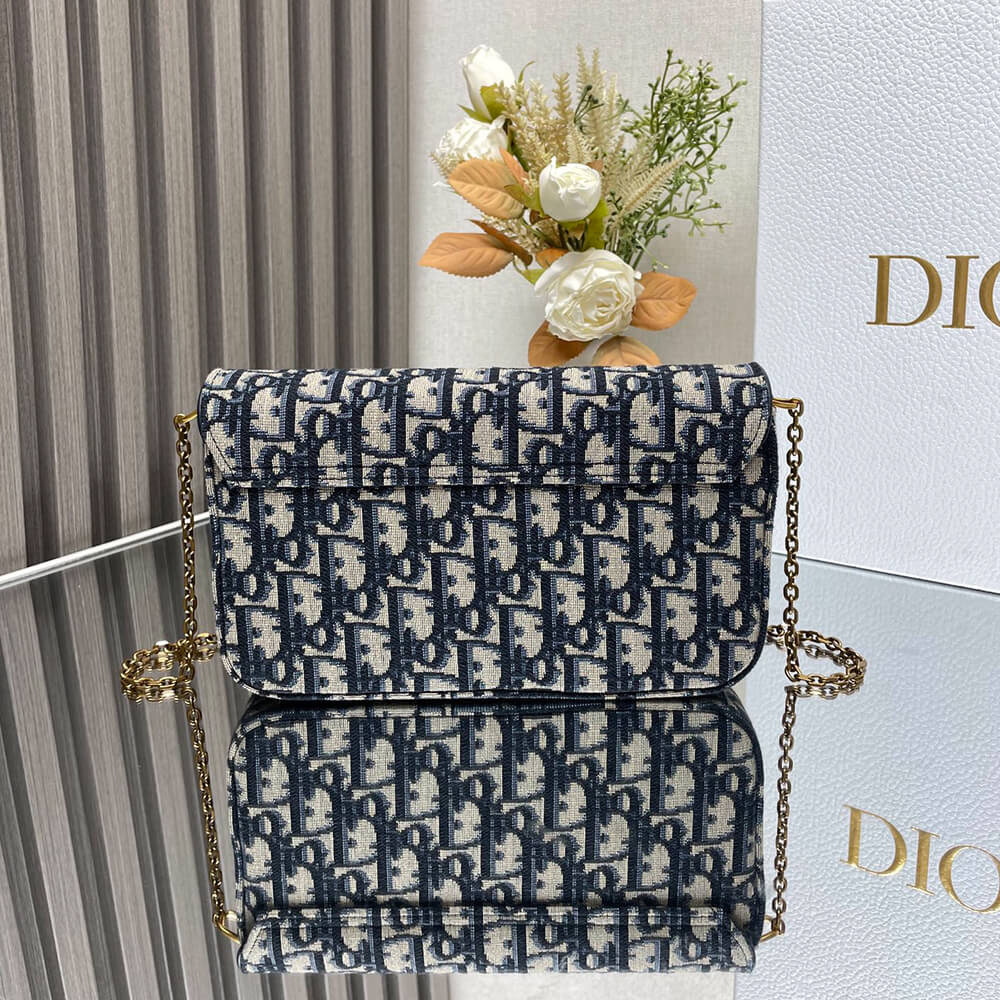 Medium Saddle Pouch with Chain - Image 3