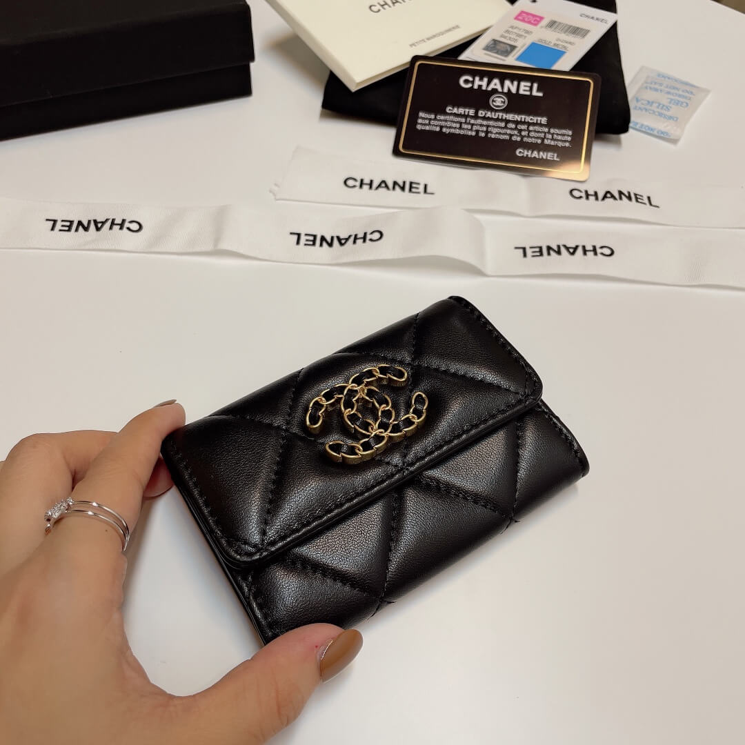 CHANEL 19 card holder with flap - Image 7