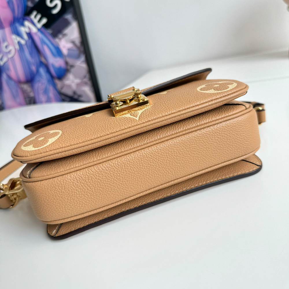 Alternative view of LV Pochette Métis East West