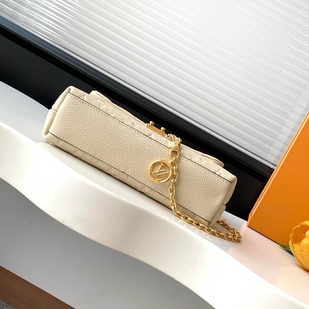 Alternative view of LV Nano Madeleine