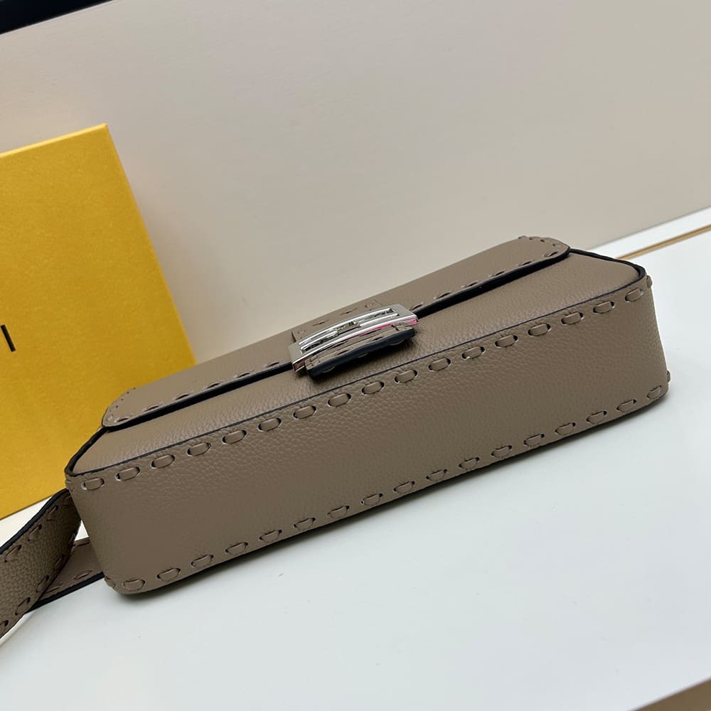 Alternative view of Fendi Baguette