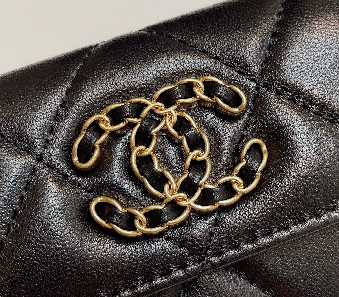 CHANEL 19 card holder with flap - Image 5