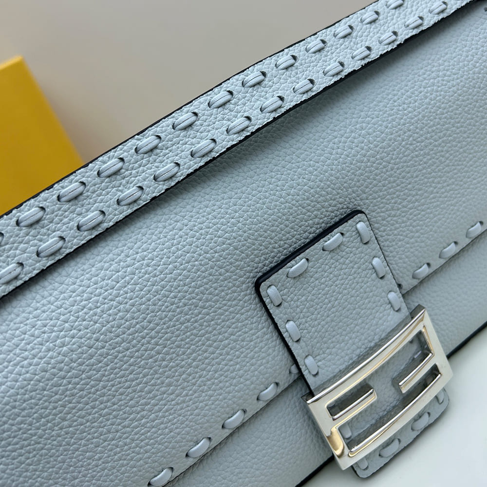 Alternative view of Fendi Baguette