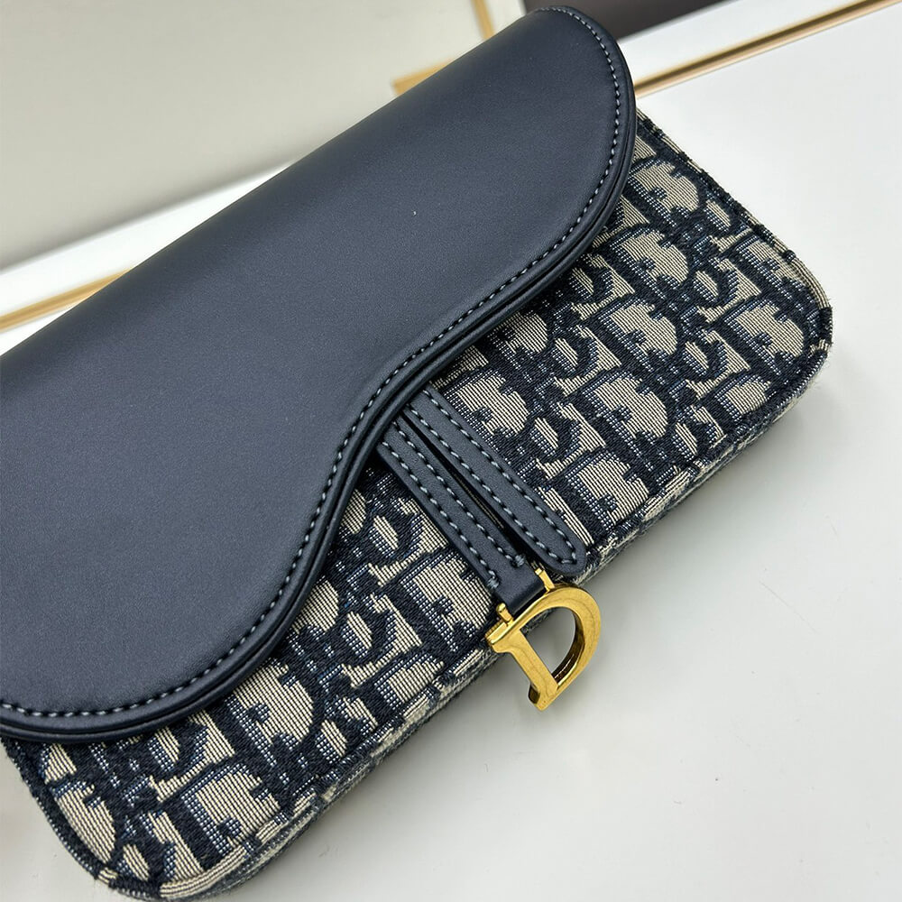 Alternative view of Medium Saddle Pouch with Chain