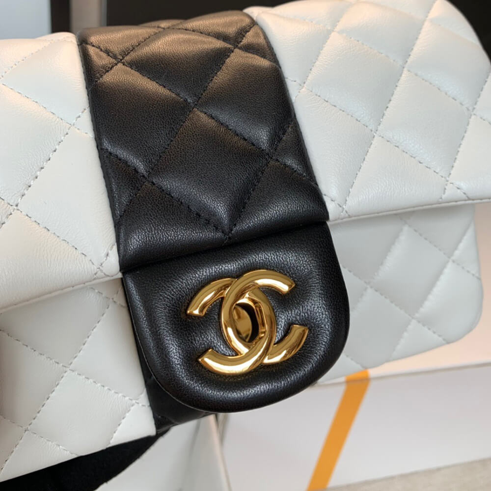 CHANEL MINI FLAP BAG - Image 5