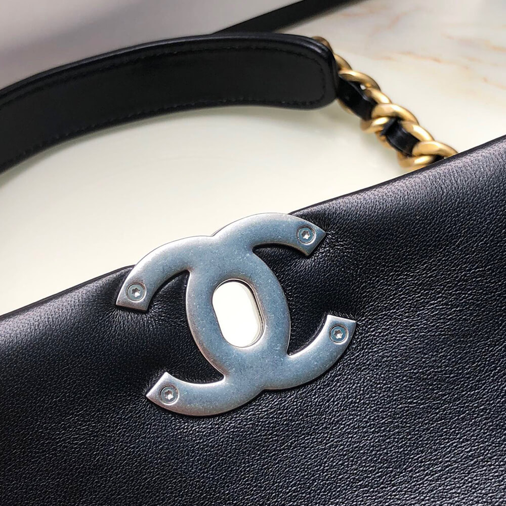 CHANEL 19 Handbag - Image 3