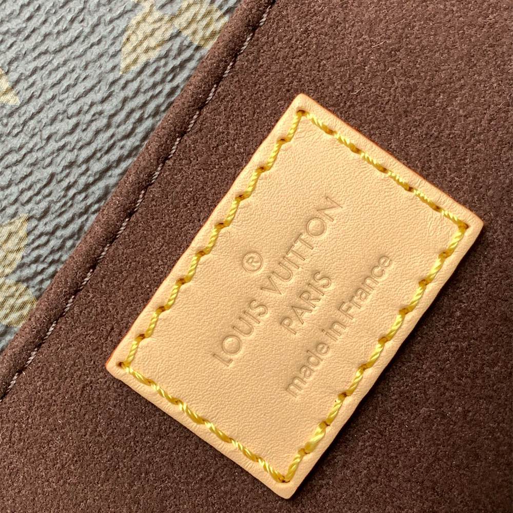 Alternative view of LV Pochette Métis East West