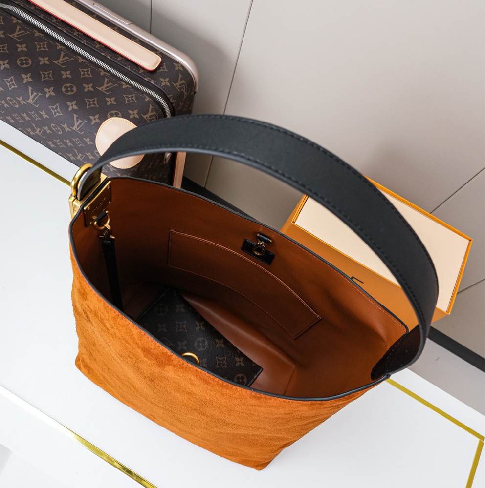 LV Hobo MM - Image 7