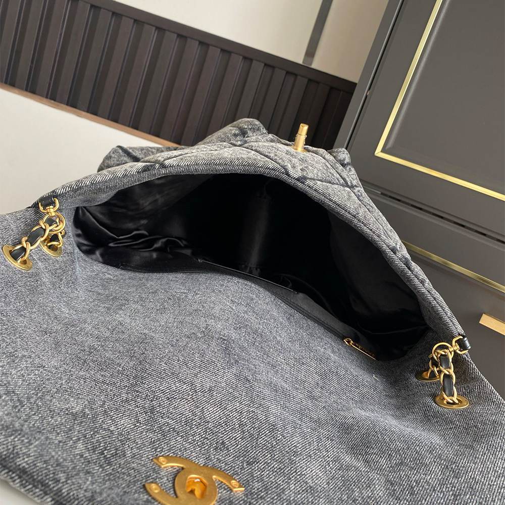 Alternative view of Chanel MAXI FLAP BAG(HIGH-END GRADE)