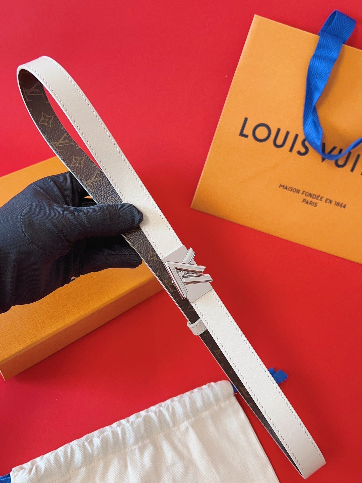 Alternative view of LV GO-14 20MM BELT IN WHITE CALFSKIN SILVER HARDWARE