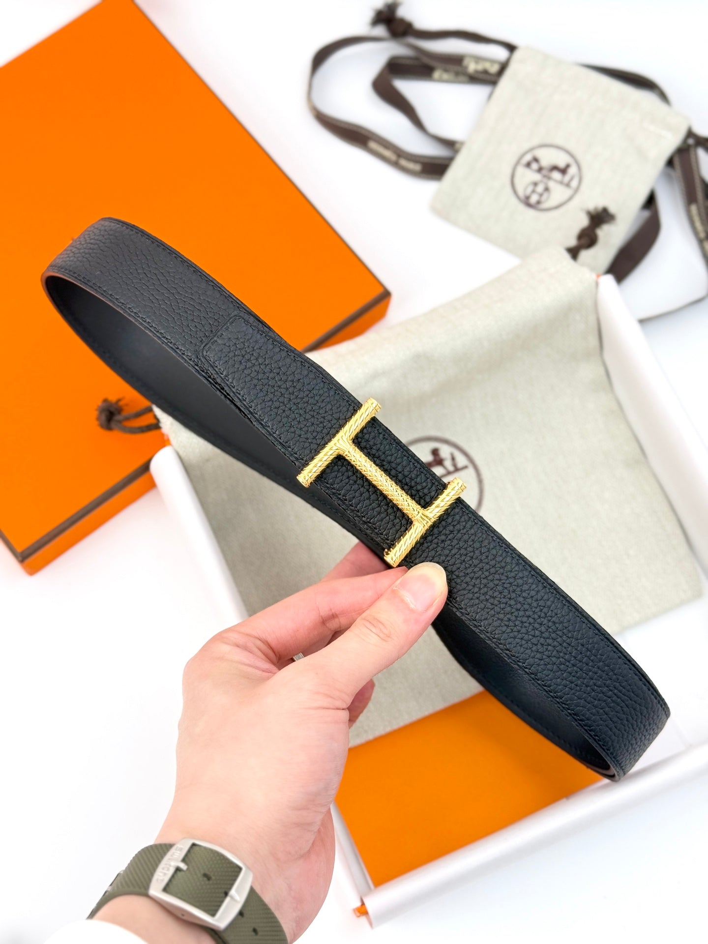 Alternative view of HM 32mm Gold Hisseo belt & Reversible Black leather 186448