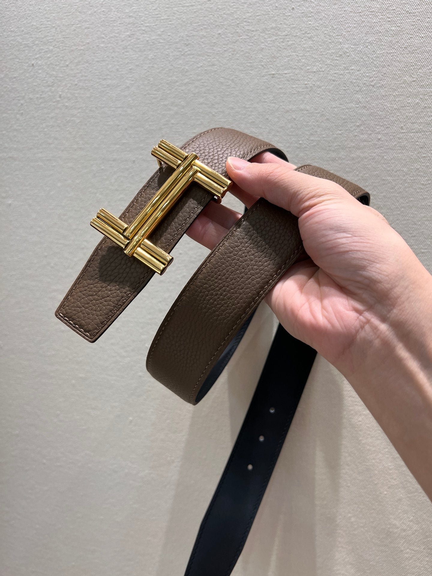 Alternative view of HM TRAVERSE BELT BUCKLE & REVERSIBLE COFFEE BROWN AND BLACK LEATHER STRAP 38 MM GOLD HARDWARE