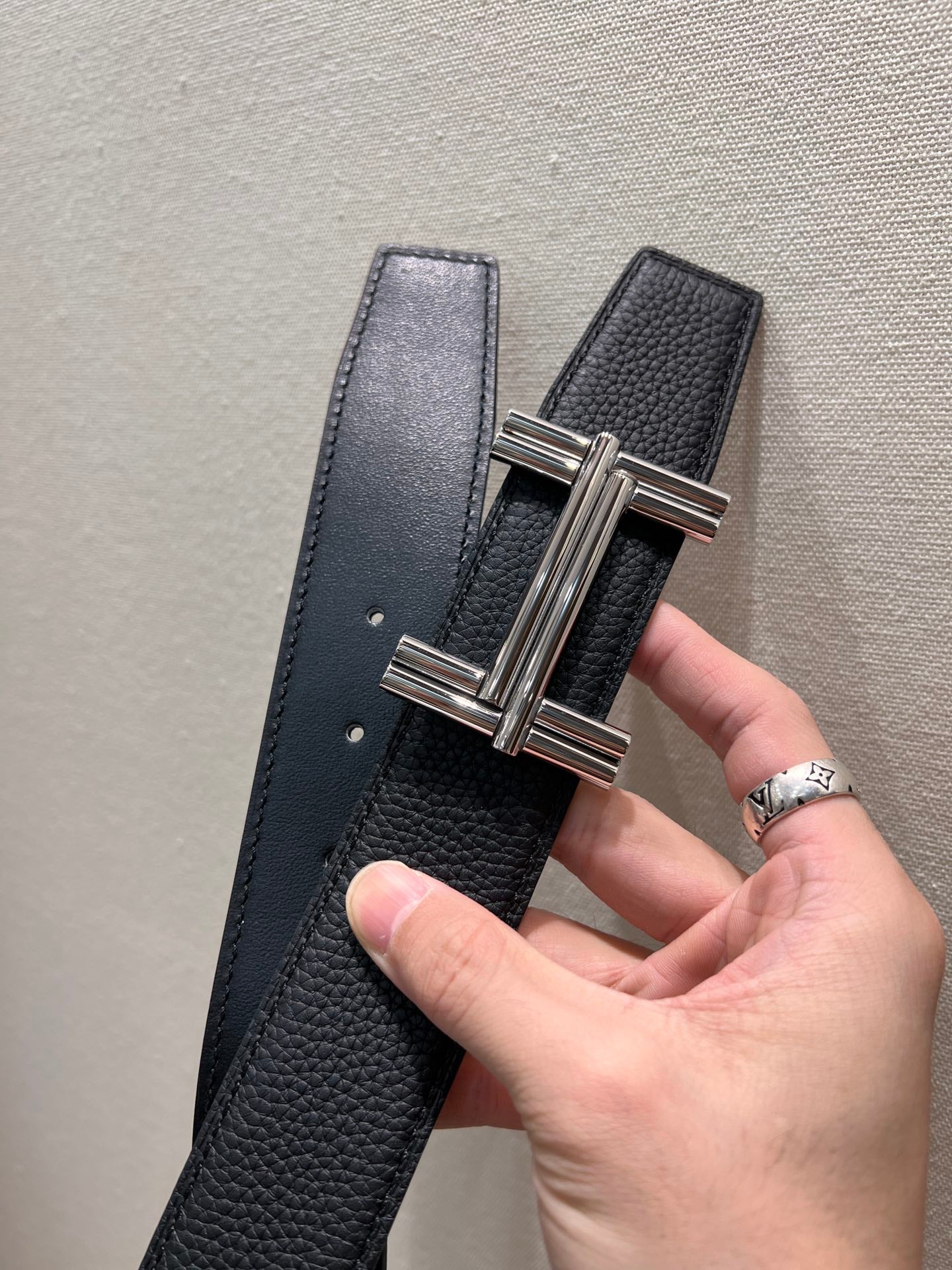 Alternative view of HM TRAVERSE BELT BUCKLE & REVERSIBLE BLACK LEATHER STRAP 38 MM SILVER HARDWARE