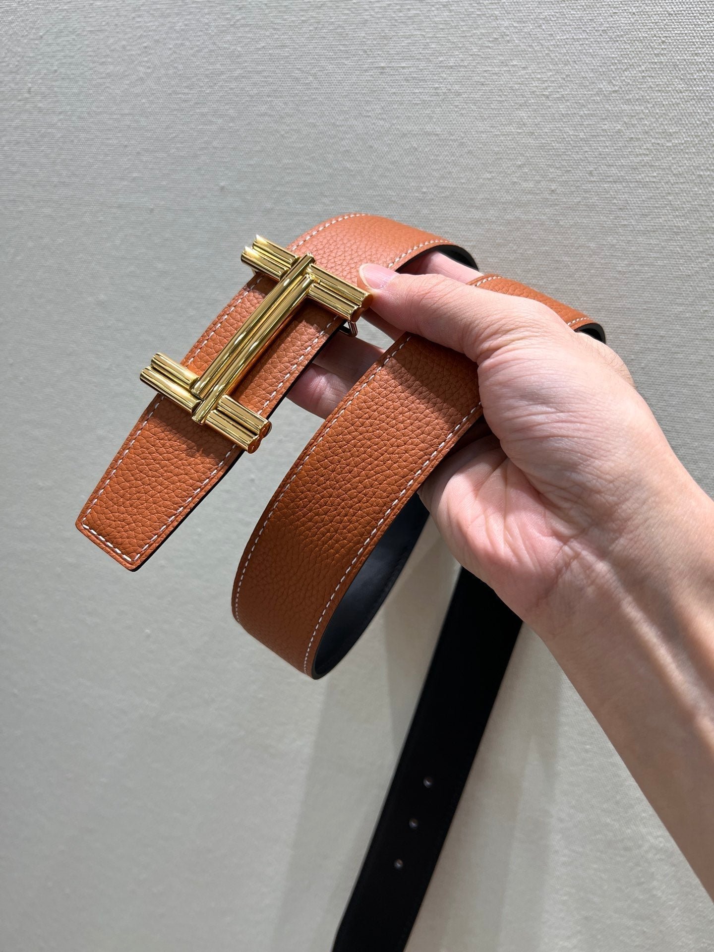 Alternative view of HM TRAVERSE BELT BUCKLE & REVERSIBLE BRONZE BROWN LEATHER STRAP 38 MM GOLD HARDWARE