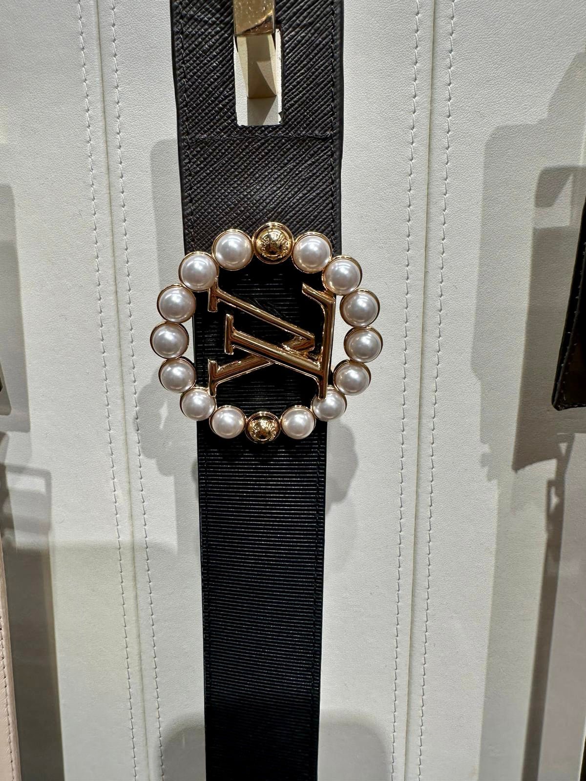 Alternative view of LV CIRCLE PEARL 35MM REVERSIBLE BELT IN BLACK CALFSKIN GOLD HARDWARE