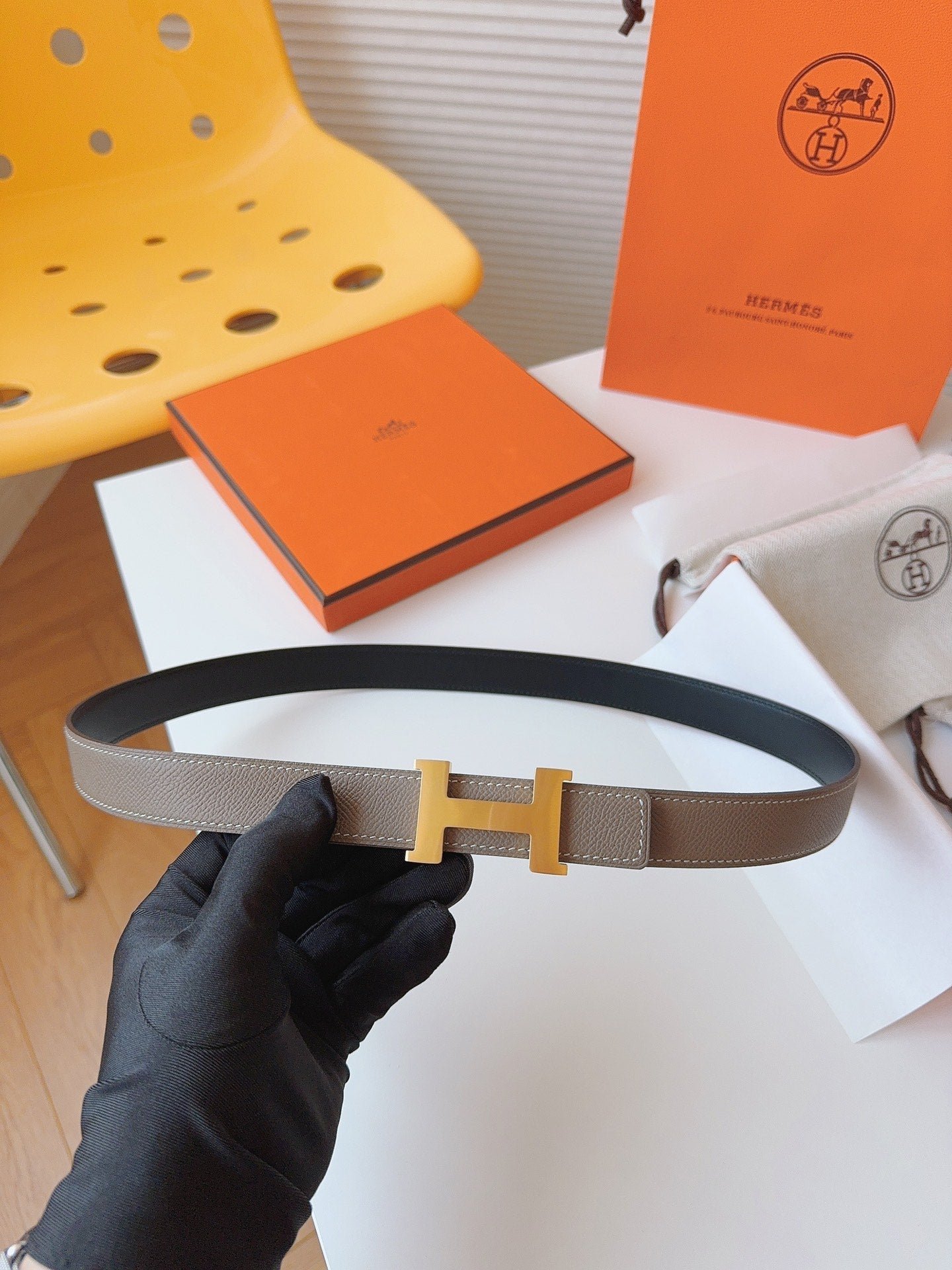 Alternative view of MINI H BELT BUCKLE & REVERSIBLE CAMEL BROWN LEATHER STRAP 24 MM GOLD HARDWARE