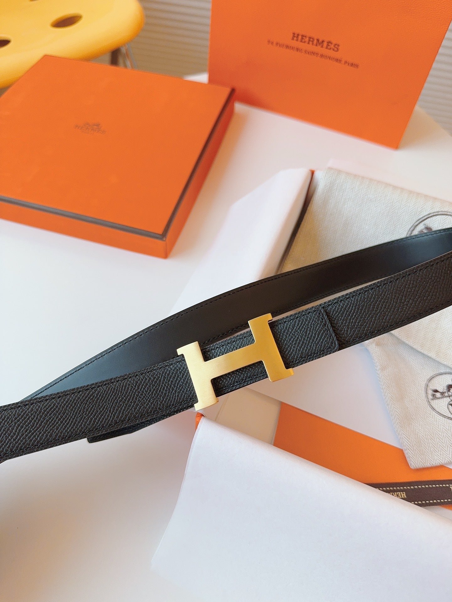 MINI H BELT BUCKLE & REVERSIBLE BLACK LEATHER STRAP 24 MM GOLD HARDWARE - Image 8
