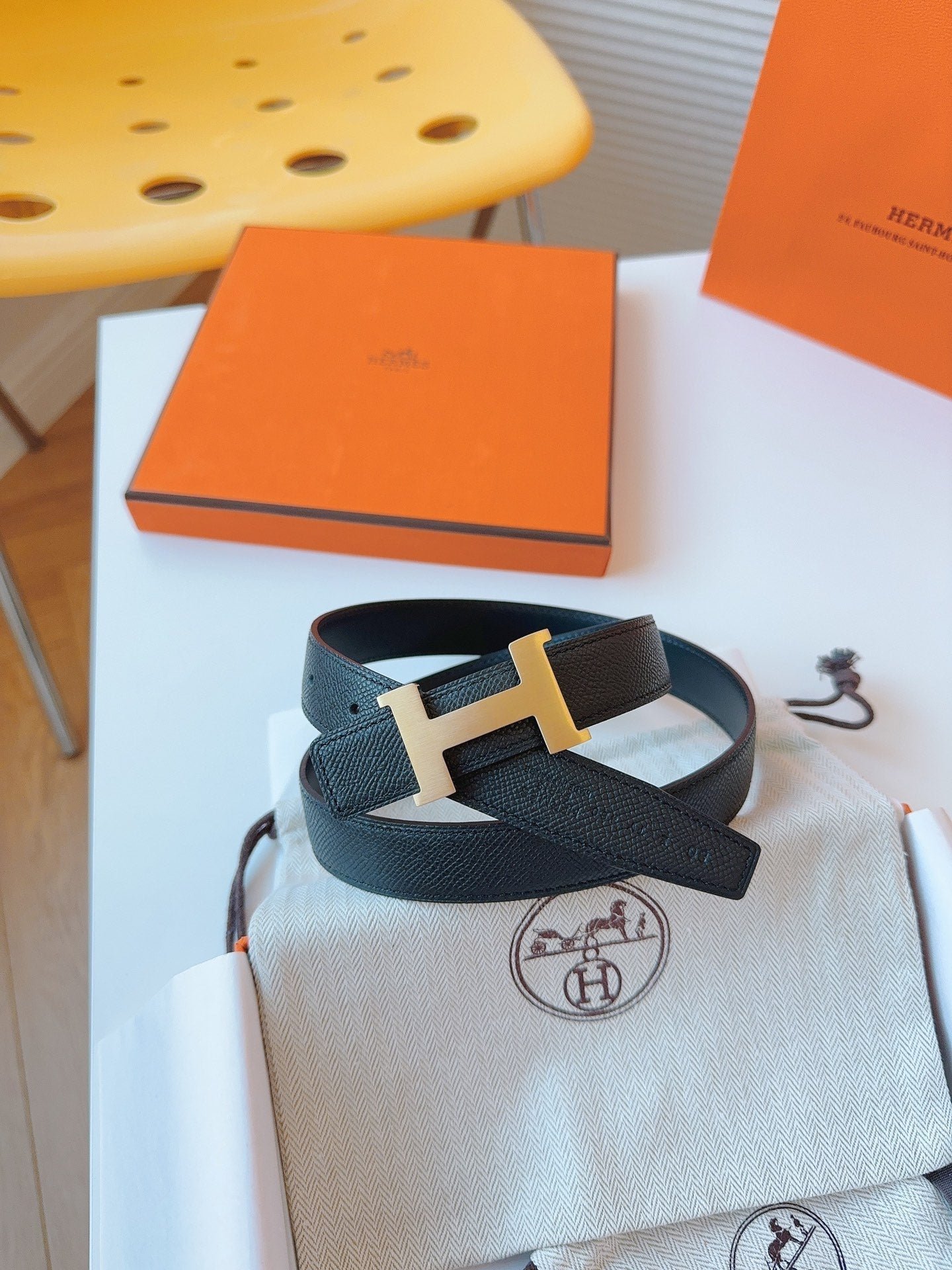 MINI H BELT BUCKLE & REVERSIBLE BLACK LEATHER STRAP 24 MM GOLD HARDWARE - Image 6