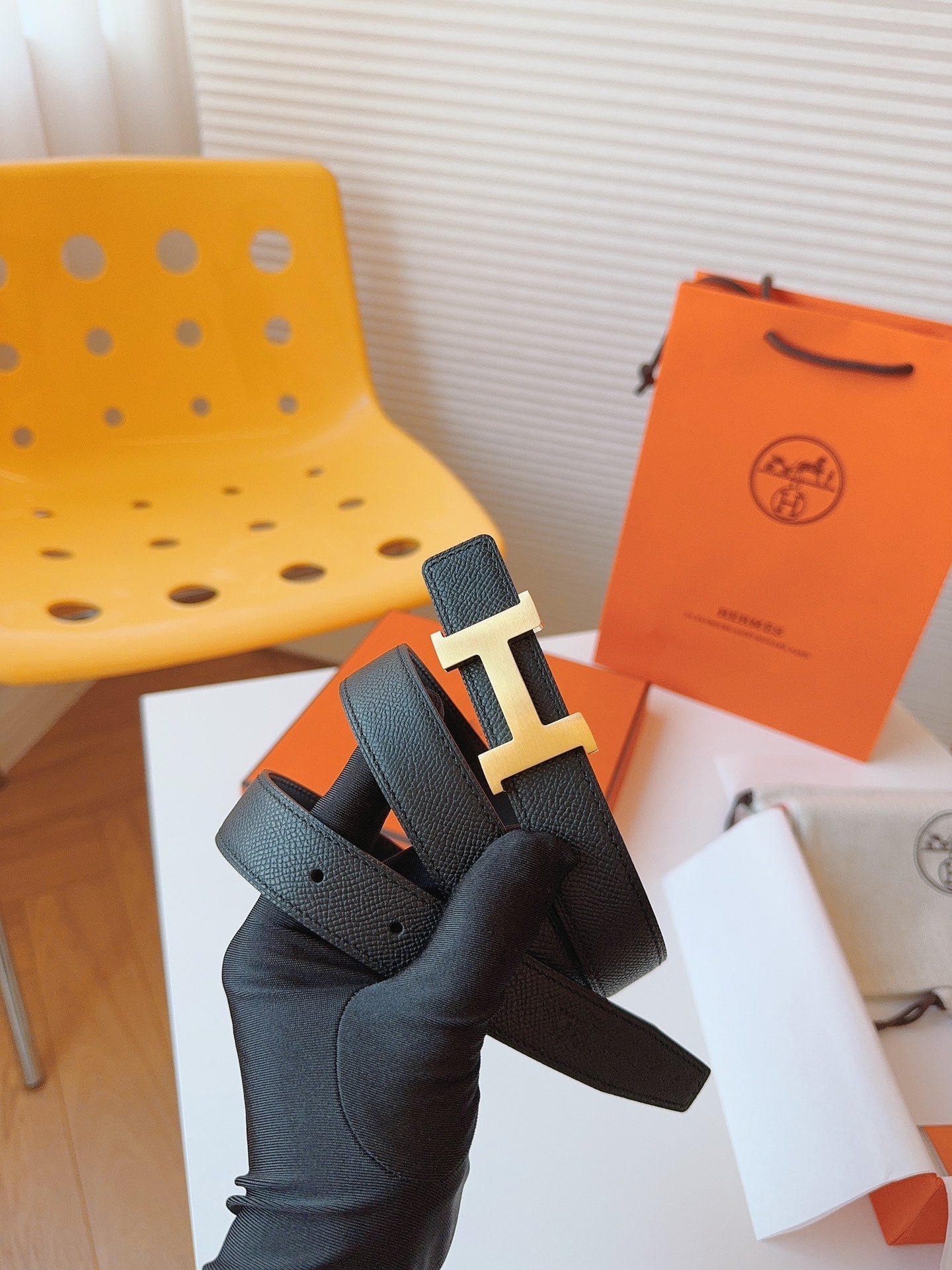 MINI H BELT BUCKLE & REVERSIBLE BLACK LEATHER STRAP 24 MM GOLD HARDWARE - Image 5