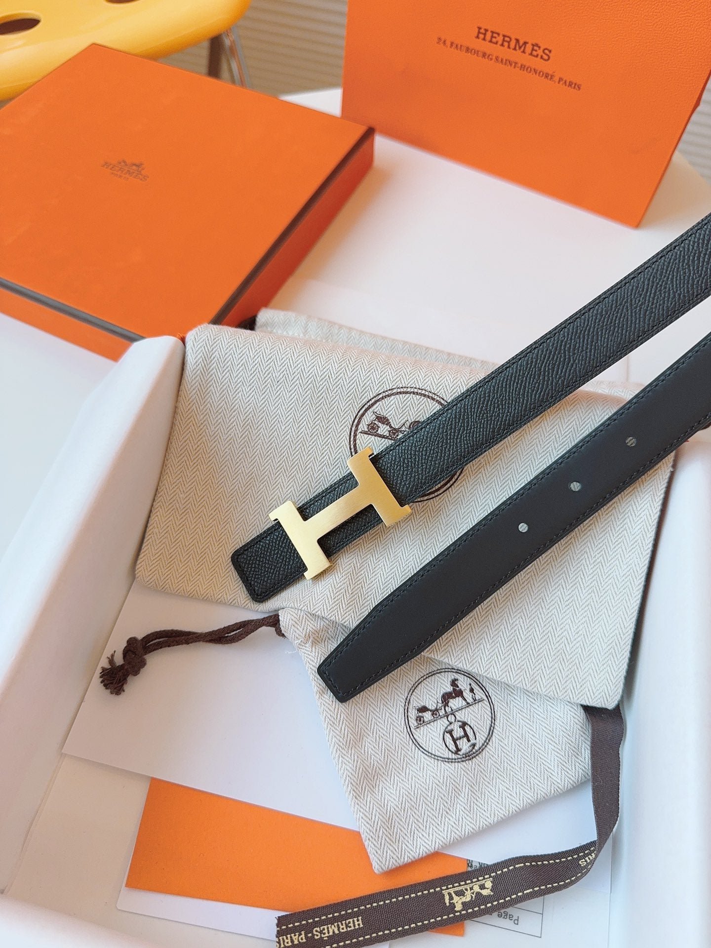 MINI H BELT BUCKLE & REVERSIBLE BLACK LEATHER STRAP 24 MM GOLD HARDWARE - Image 4