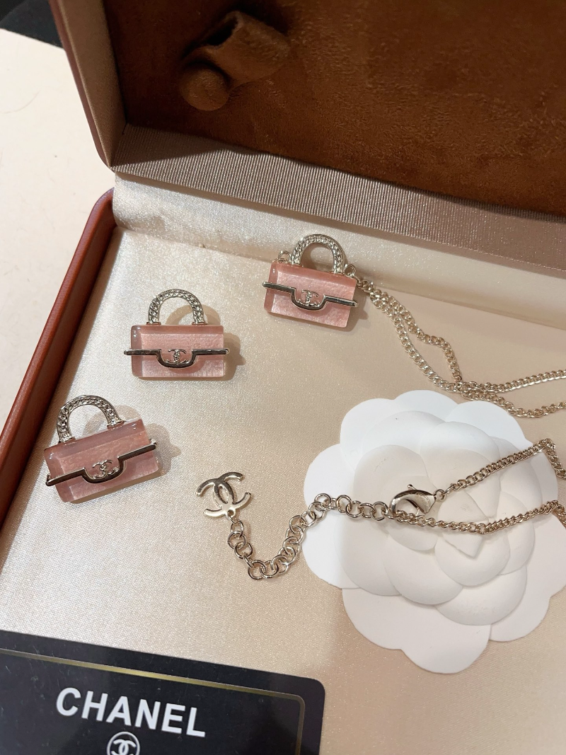 CHANEL Pink Glitter Flap Bag Pendant Necklace Set - Image 9