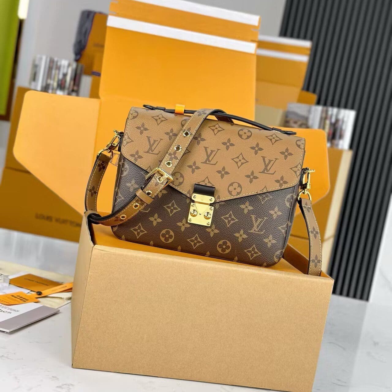 Louis Vuitton Pochette Métis - Image 9