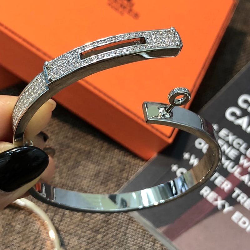 Hermès White Gold Full-Pavé Kelly Lock Bangle - Image 4