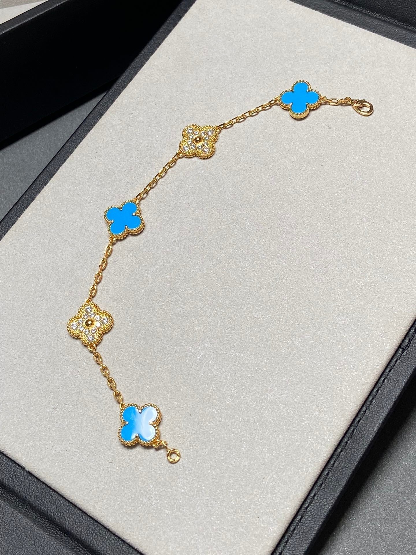 Van Cleef VA 5 Motifs Gold Turquoise Diamond Bracelet - Image 4