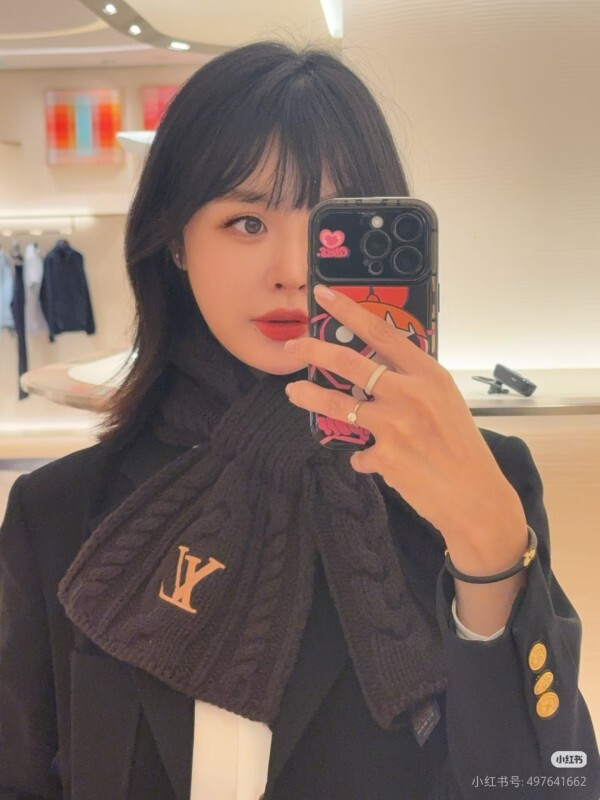LV Light Pink Cable Knit Scarf with Embroidered Logo - Image 16
