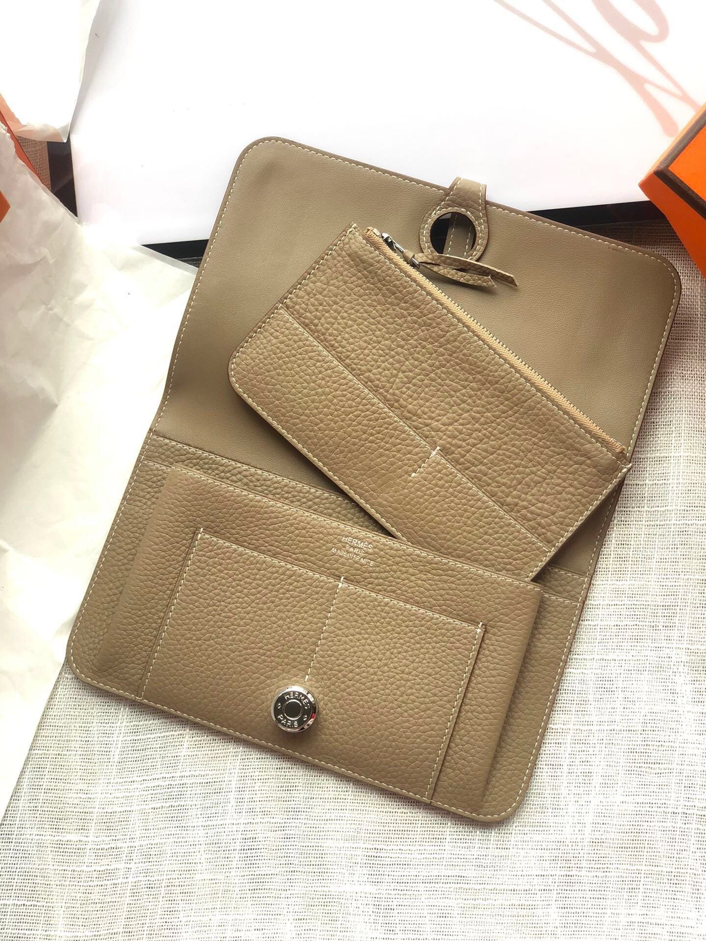 Alternative view of HERMES Dogon Wallet 20 KHAKI Togo Shw