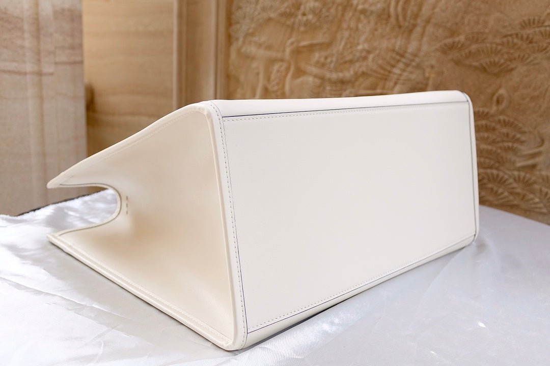Fendi Sunshine Large 40.5 White Calfskin Tote Bag - Image 3