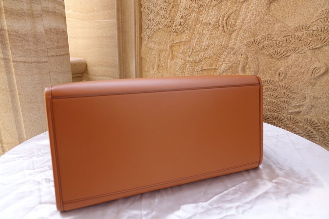 Fendi Sunshine Large 40.5 Tan Calfskin Tote Bag - Image 6