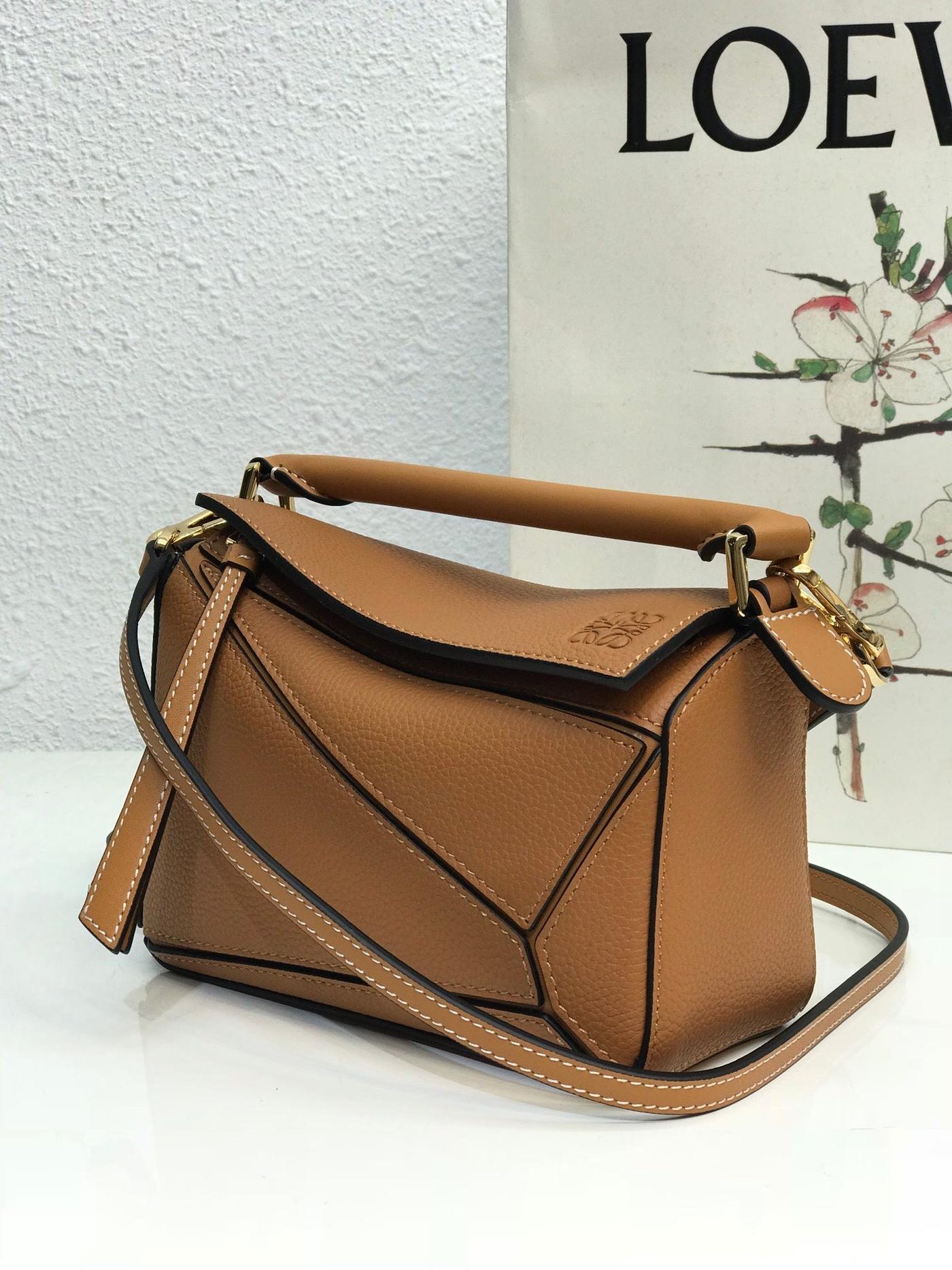 Alternative view of LOE MINI 18 PUZZLE BAG IN WARM DESERT CALFSKIN