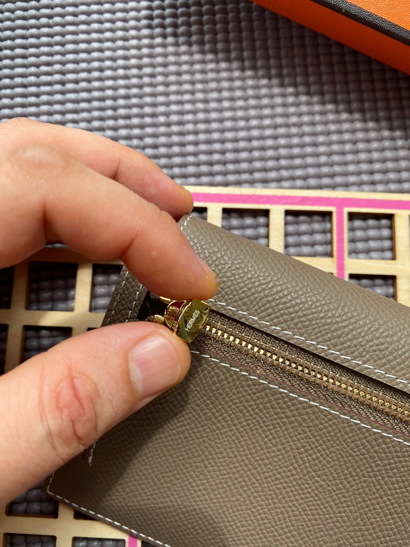 HERMES Kelly Pocket 13.5 Brown Epsom Ghw - Image 7