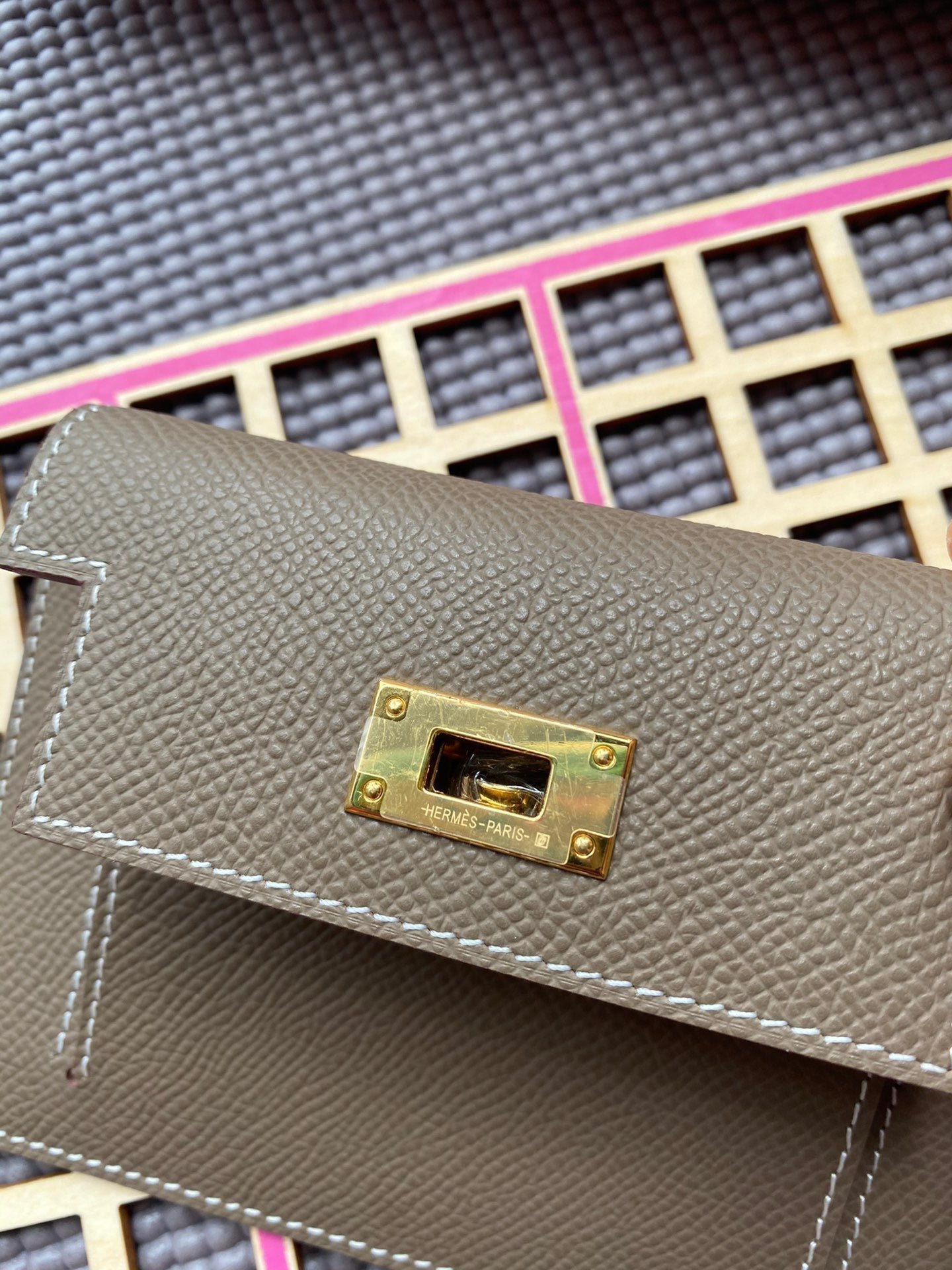 HERMES Kelly Pocket 13.5 Brown Epsom Ghw - Image 4