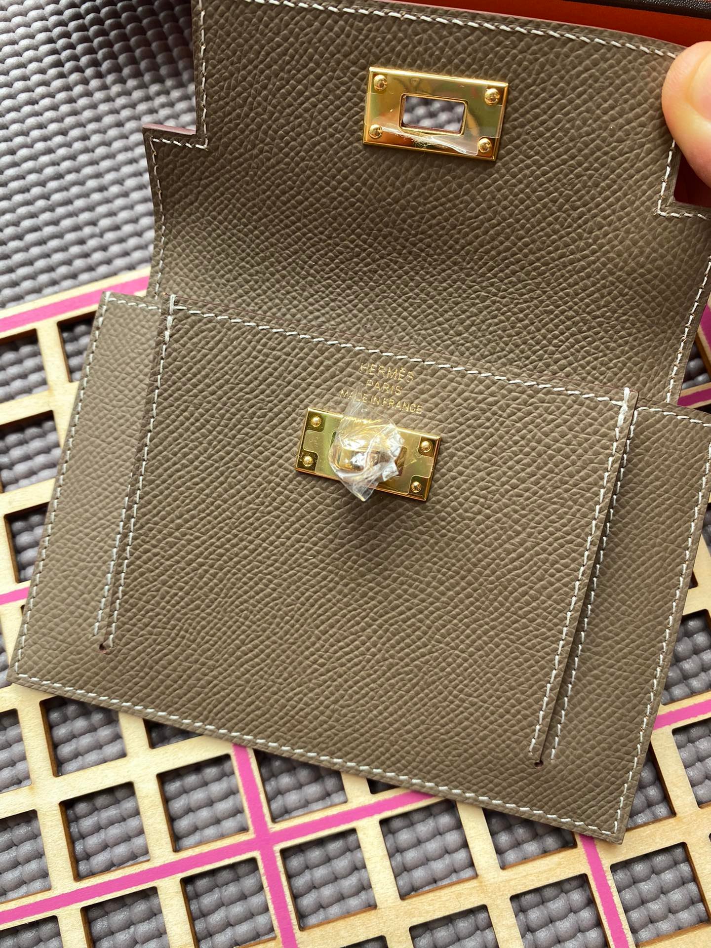 HERMES Kelly Pocket 13.5 Brown Epsom Ghw - Image 3